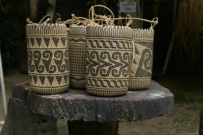 Anyaman Rotan Dayak: Fungsional dan Estetik