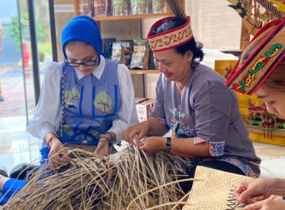 Anyaman Rotan Kalimantan