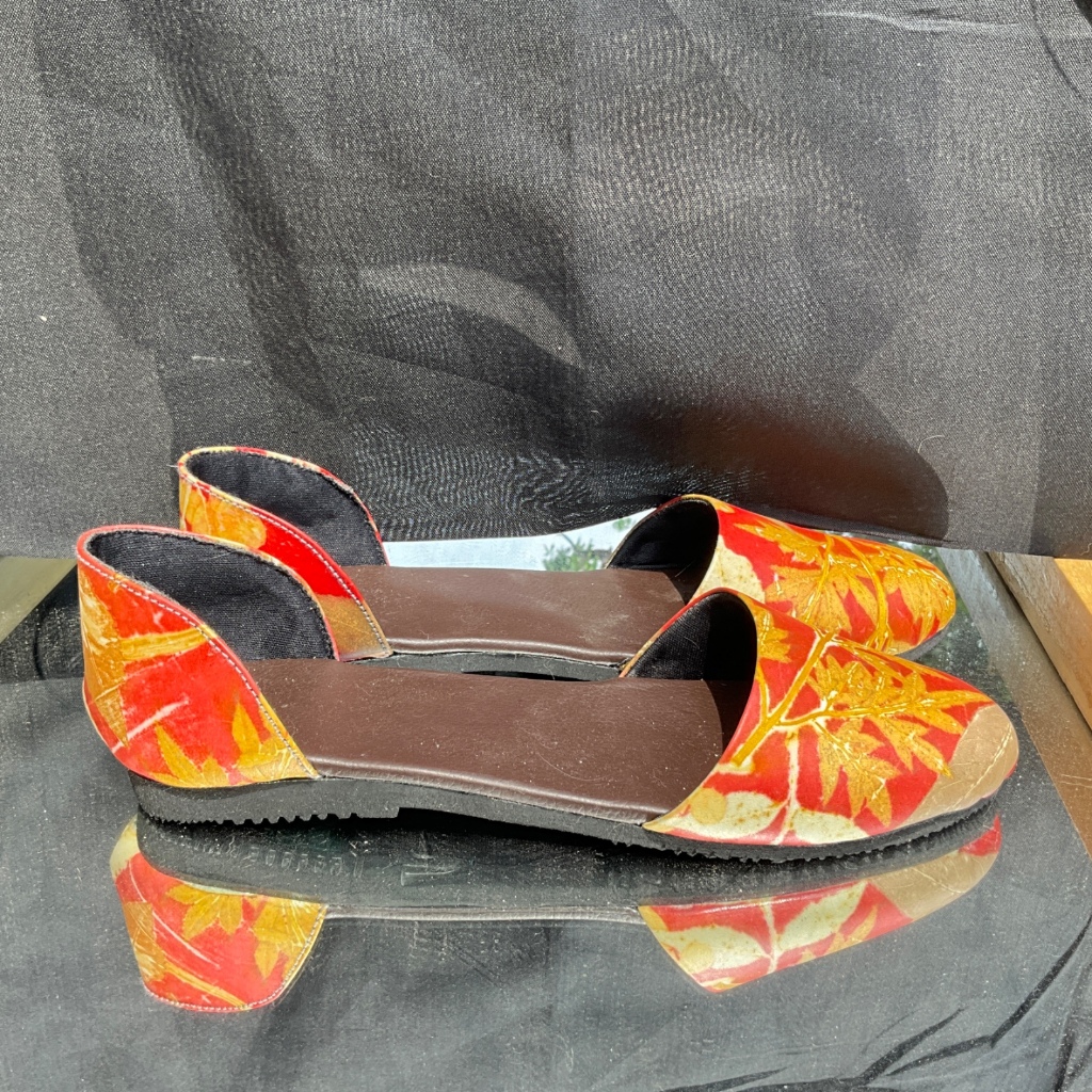 Sandal Ecoprint Solo: Kreasi Lokal yang Ramah Lingkungan
